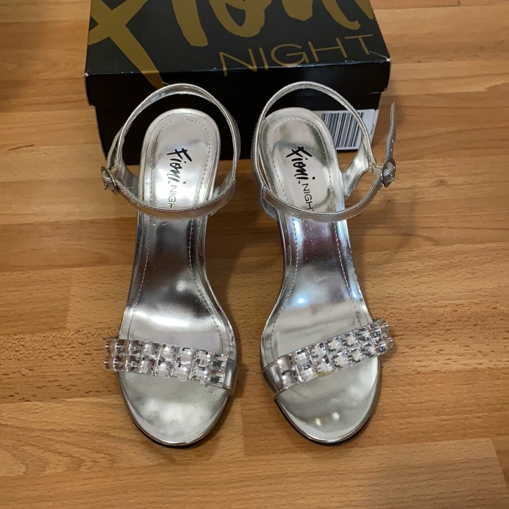 Silver heels - Picture 2 of 4